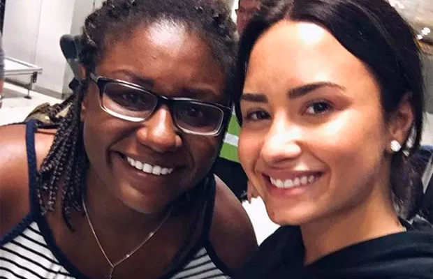 Ela chegou! Demi Lovato já está no Brasil e posa com fãs