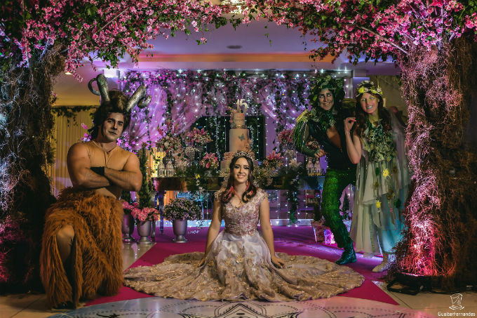 15 anos: a festa da Ana Beatriz virou uma floresta encantada