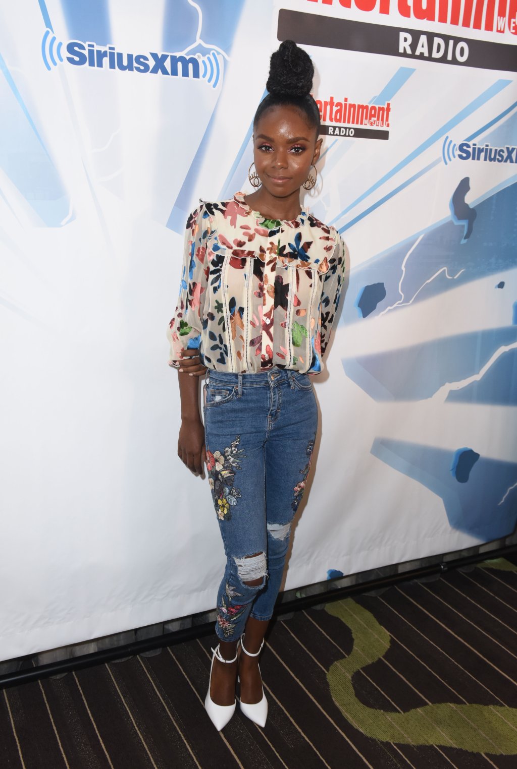 Look do Dia: sapatos brancos turbinaram o visu da Ashleigh Murray