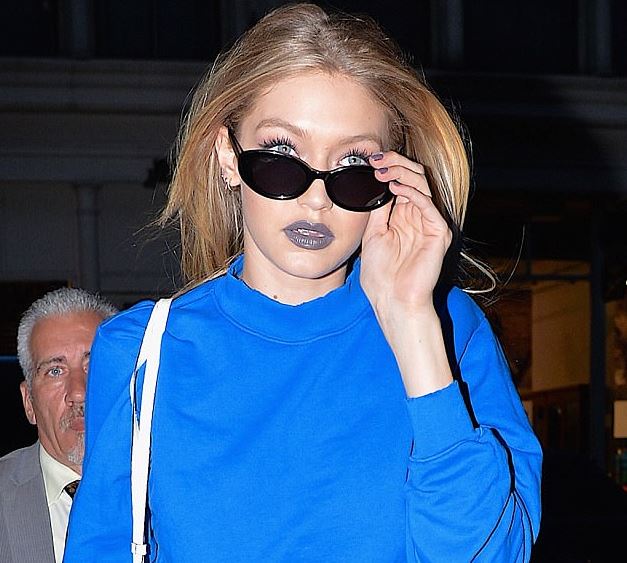 Look do dia: Gigi Hadid todinha de azul e com batom diferentão