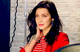 Bella Hadid cortou o long bob e está com o cabelo chanel!