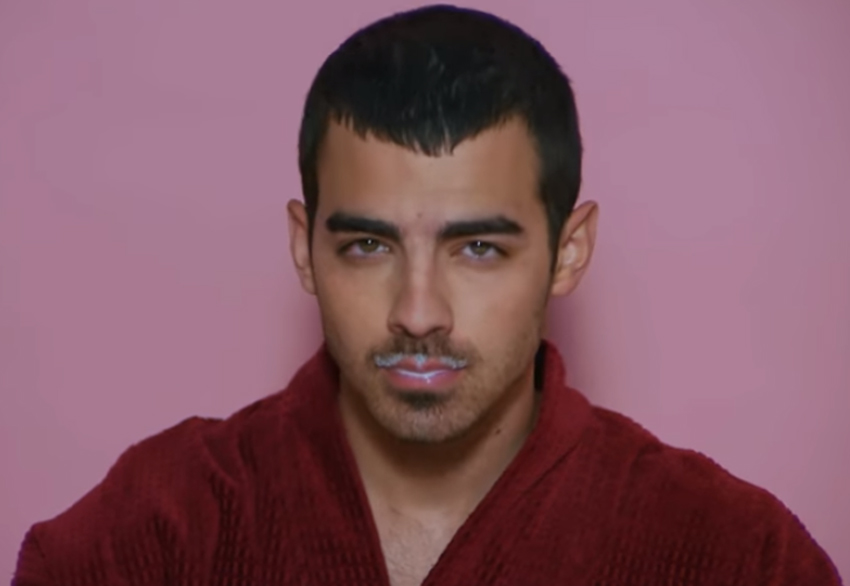 Charli XCX mostra que só conhece homem gato no clipe de Boys