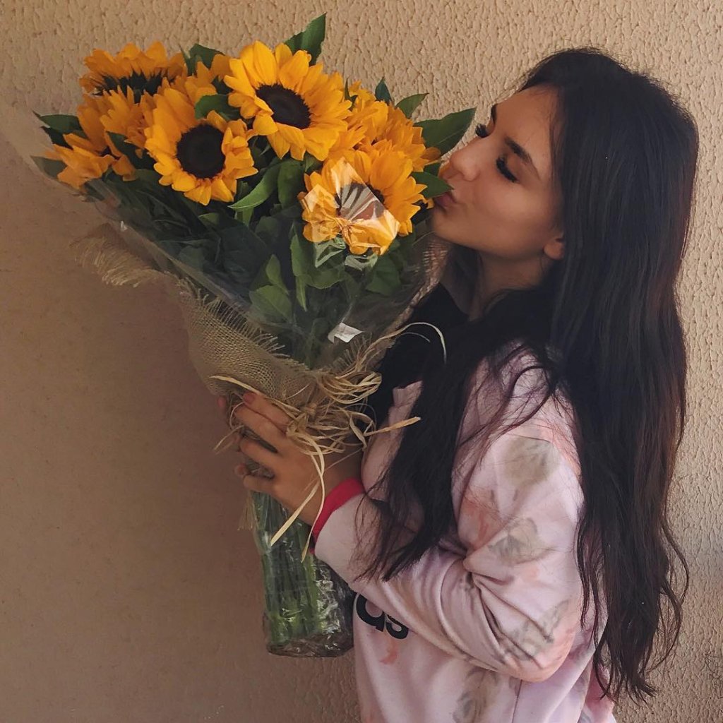 Kéfera dá indícios de que está com novo namorado