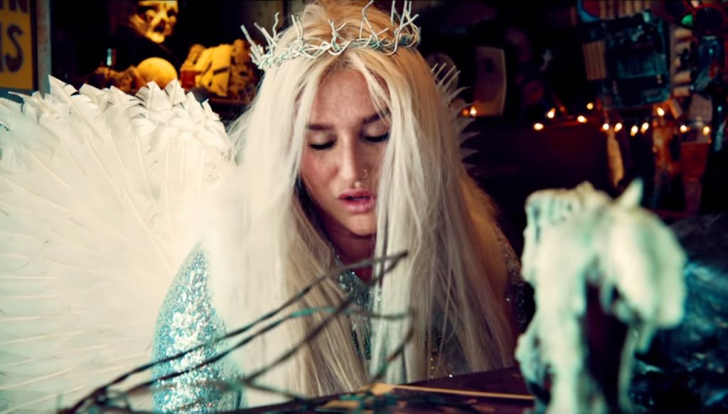 Kesha está de volta e cheia de esperança no clipe de Praying