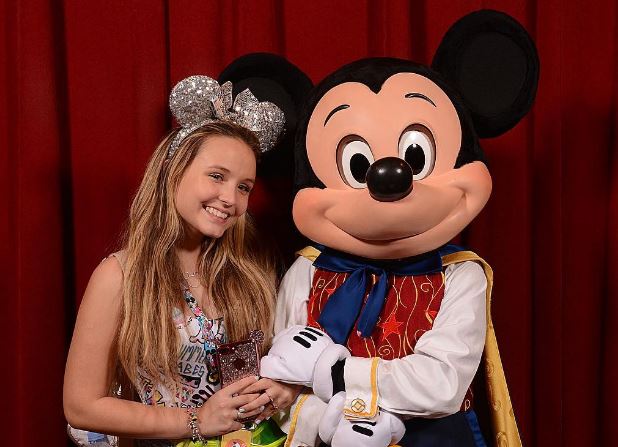 Larissa Manoela aposta em tênis holográfico para curtir a Disney