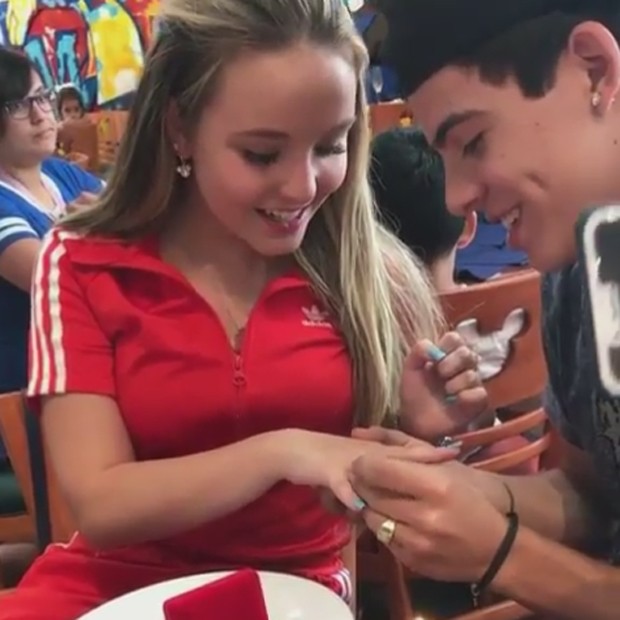 Na Disney, Thomaz Costa dá aliança de namoro para Larissa Manoela