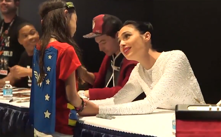 Gal Gadot acalma pequena Mulher-Maravilha e é pura fofura!