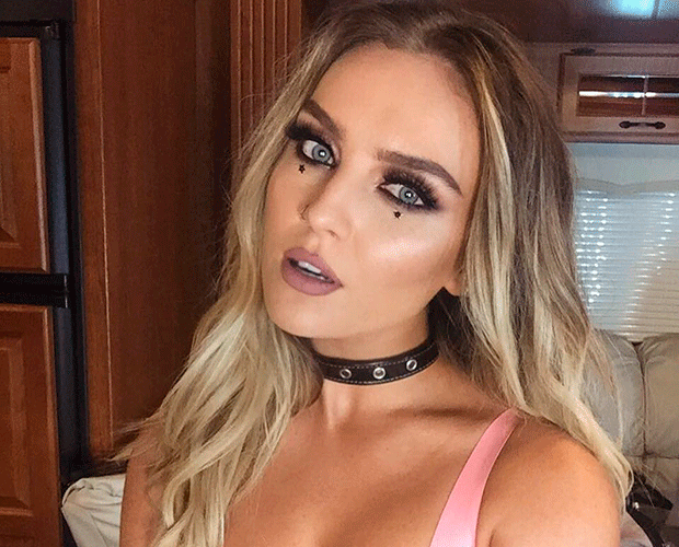 perrie edwards com maquiagem de estrelinhas