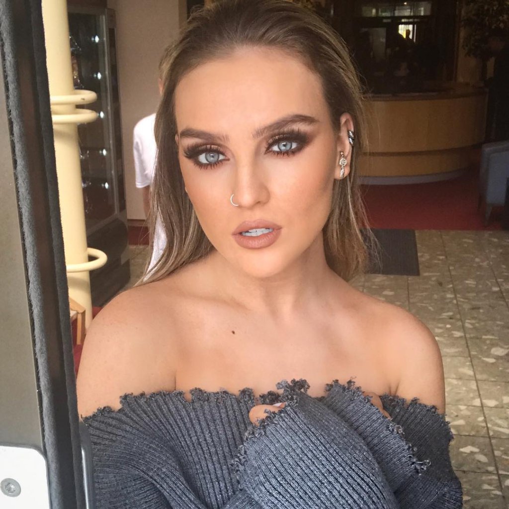 Perrie Edwards ganha bolo de aniversário incrível durante show