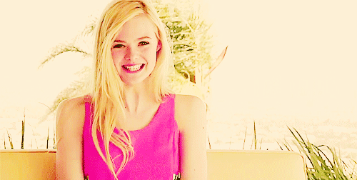 A tattoo fake é a nova aposta fashionista da Elle Fanning