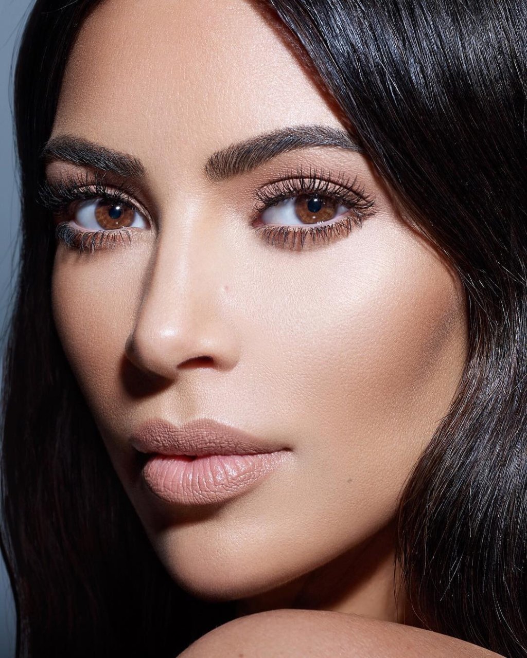 Kim Kardashian aparece em tutorial de maquiagem de youtuber