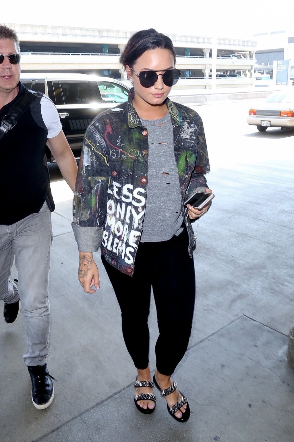 Look do Dia: a jaqueta da Demi Lovato é superfashionista!