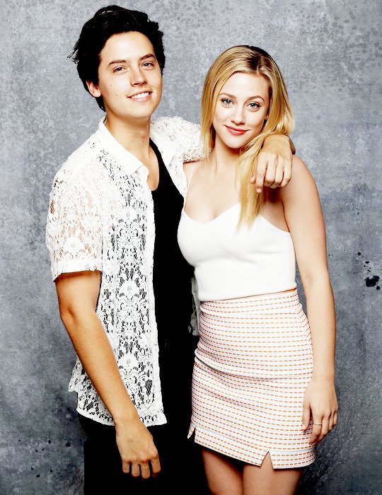 Ator praticamente confirma namoro de Cole Sprouse e Lili Reinhart