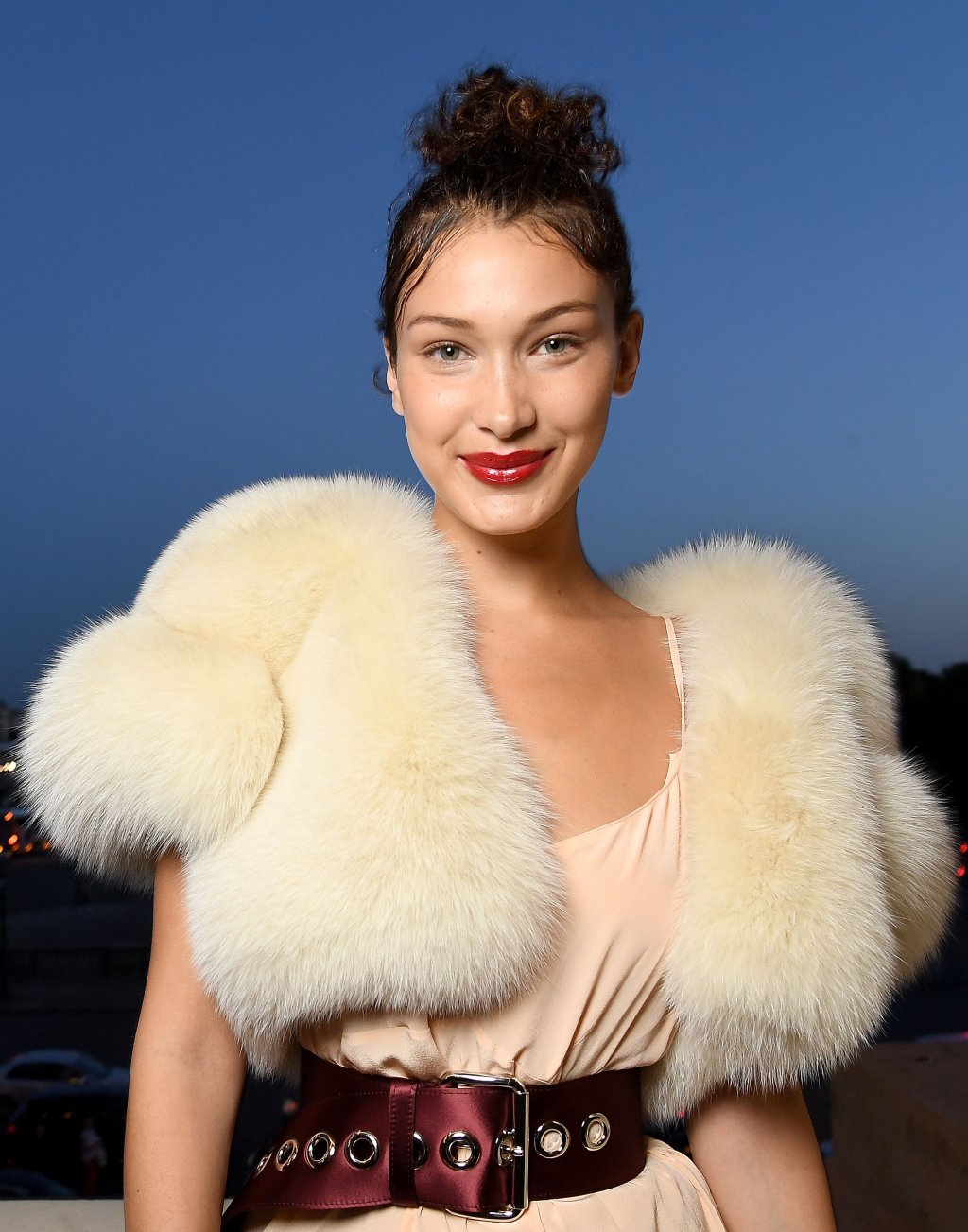 Bella Hadid leva tombo ao sair de restaurante e faz piada