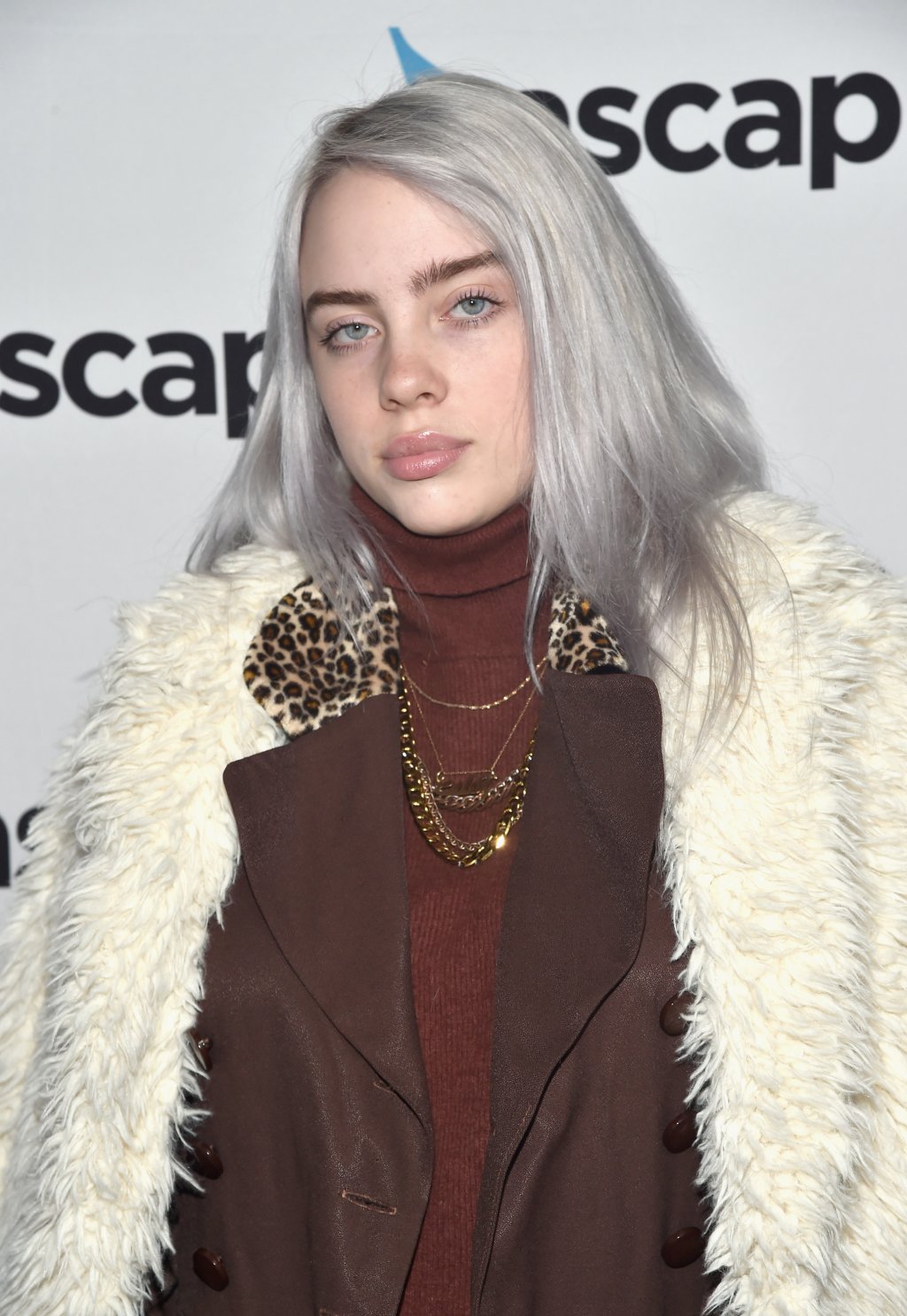 Billie Eilish lançou uma coleção de roupas que é a cara dela