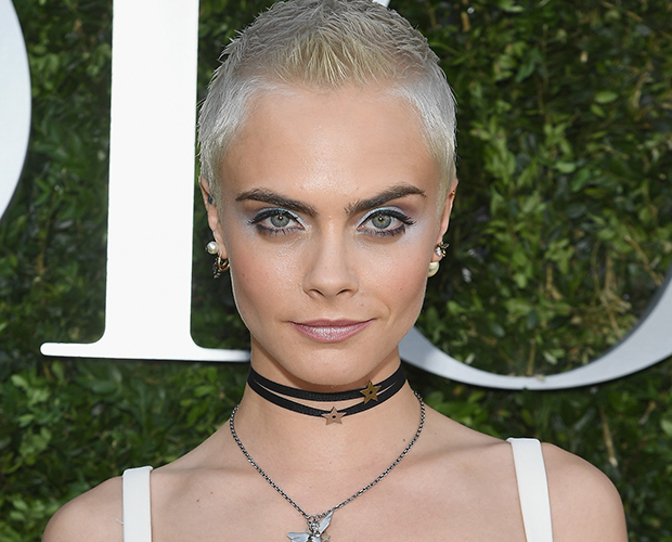 Cara Delevingne está com o cabelo rosa e prata!