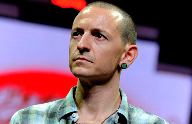 Tentaram vender itens do funeral de Chester Bennington na web!