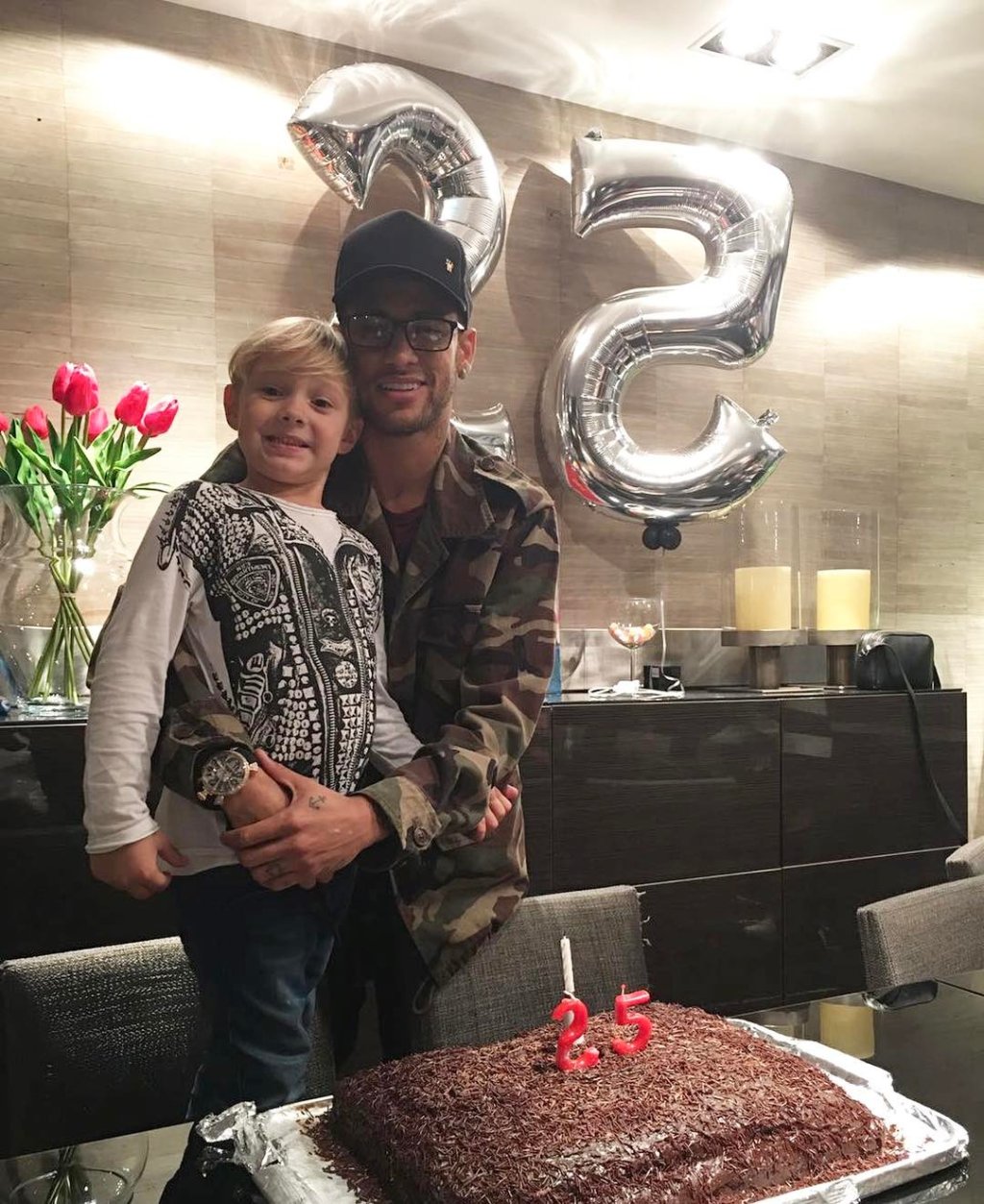 Davi Lucca usa look igual ao de Neymar em sua festa de 6 anos