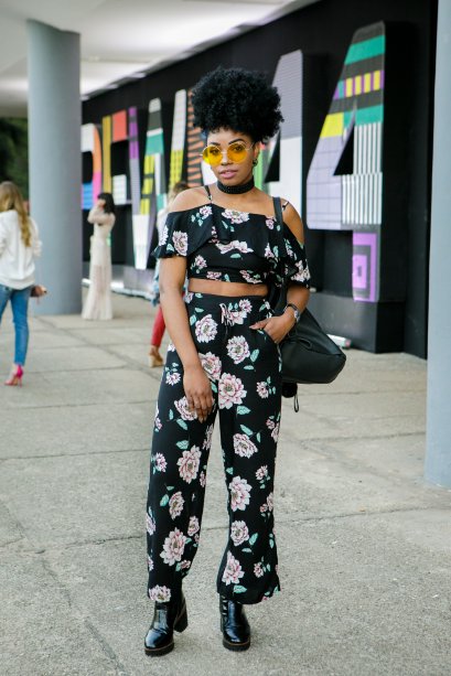 Conjuntinhos também são muito fashionistas. A Regianne Ahadi se jogou no cropped com calças floridas e lacrou!