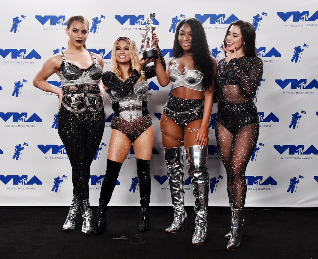 fifth-harmony-com-trofeu-vma-2017