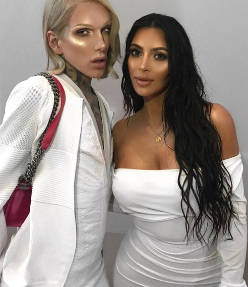 Kim Kardashian se envolve em polêmica ao defender maquiador