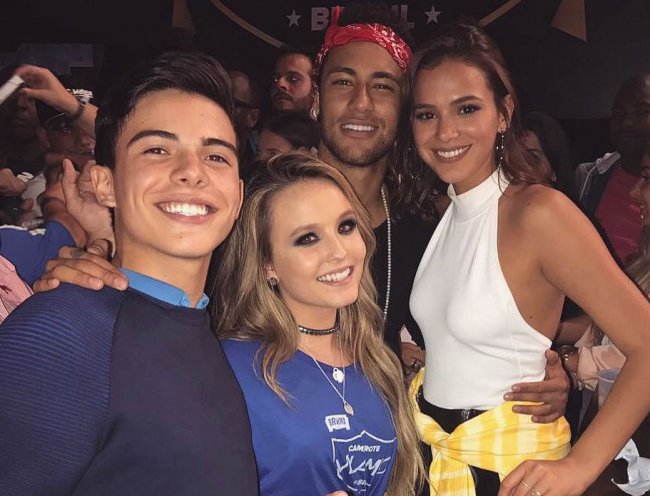 larissa-manoela-thomaz-costa-encontra-neymar-e-bruna-marquezine