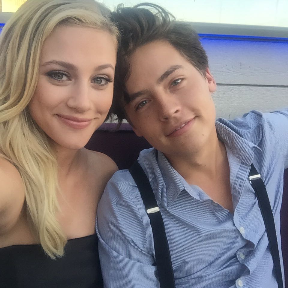 Lili Reinhart e Cole Sprouse não estão mais juntos, diz site