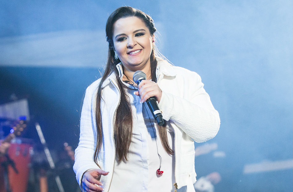 Maiara, dupla da Maraisa, leva tombo durante show