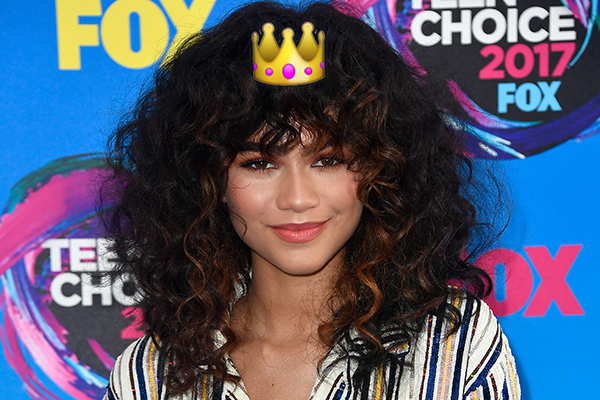 Zendaya aparece maravilhosa com cabelo black power em evento