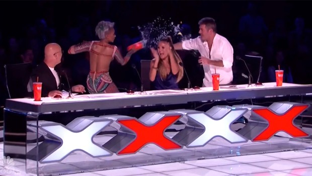 America’s Got Talent: Mel B joga água em Simon Cowell após piada