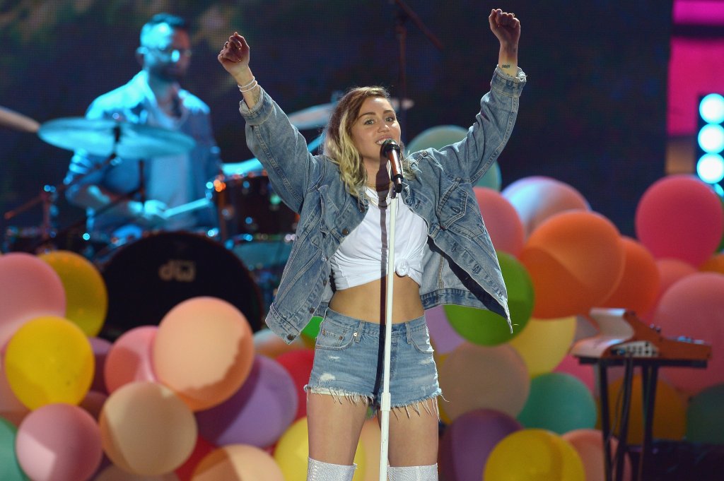Miley Cyrus revela nome e data de lançamento de seu novo álbum