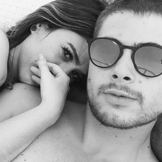 Rafa Vitti posta foto com Tatá Werneck e seus cães: “família”