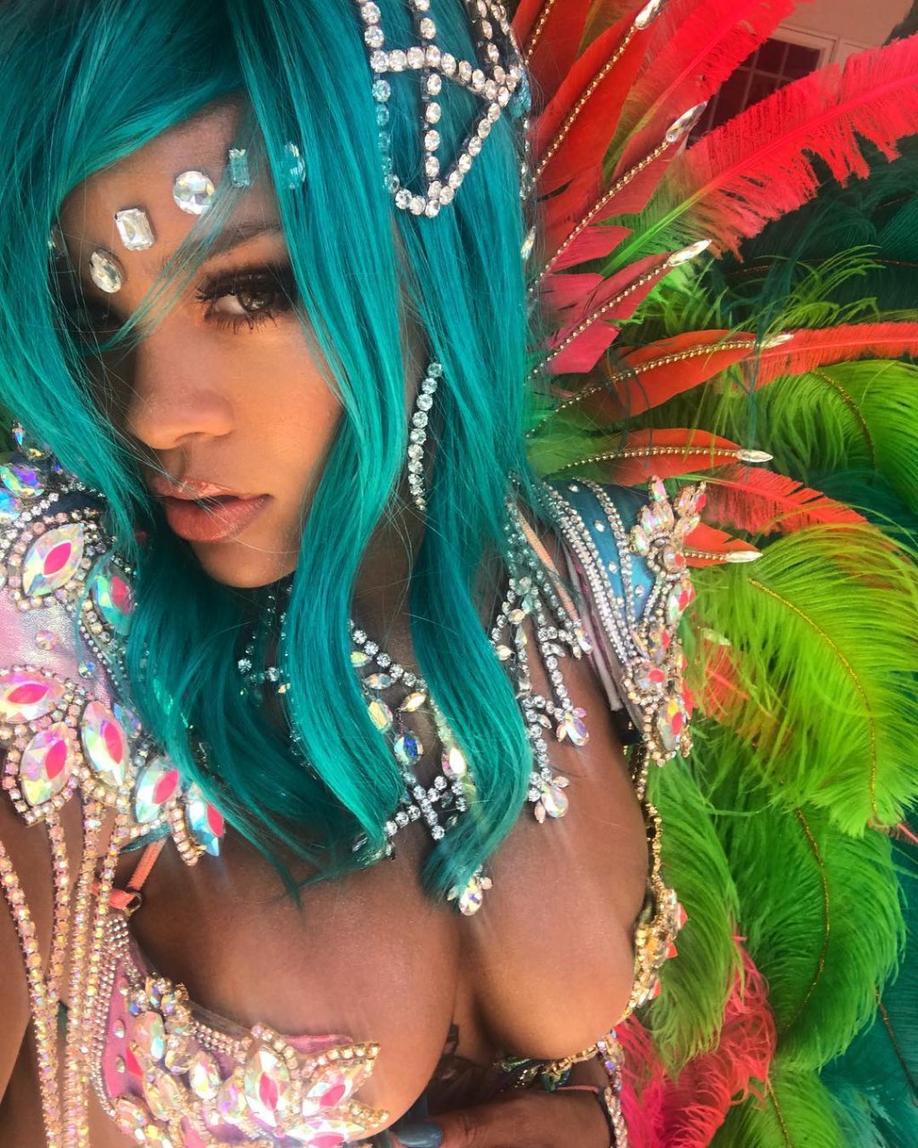 6 imagens de Rihanna sendo rainha no Carnaval de Barbados