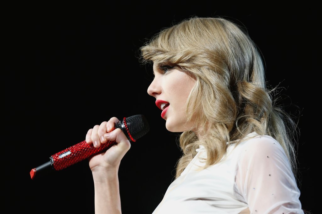 Tudo que tá rolando no julgamento do DJ que assediou Taylor Swift