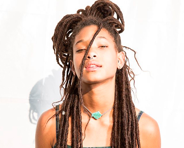 Willow Smith mostra que não depila axilas e causa polêmica