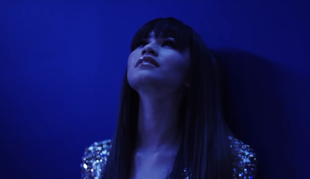 Zendaya lacra no clipe de Versace on the Floor, do Bruno Mars