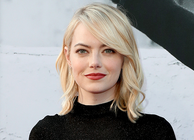 emma-stone-cabelo-1 Emma Stone loira com franja lateral e expressão levemente sorridente.