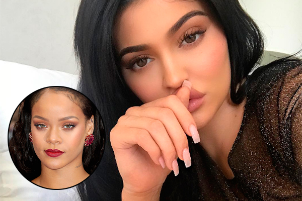 Kylie Jenner mostra iluminador e é atacada por fãs de Rihanna