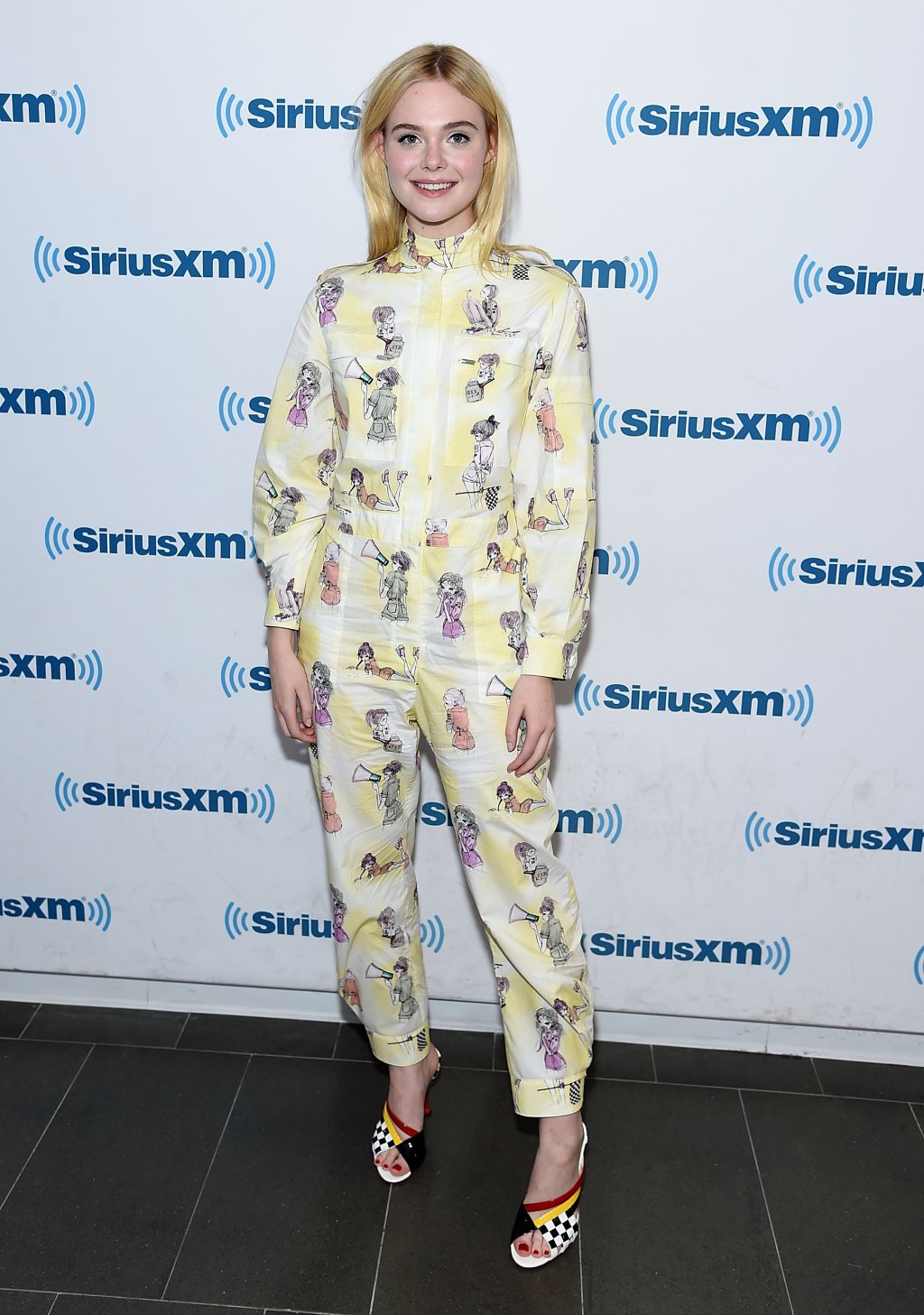 Look do Dia: Elle Fanning de macacão estampado no red carpet