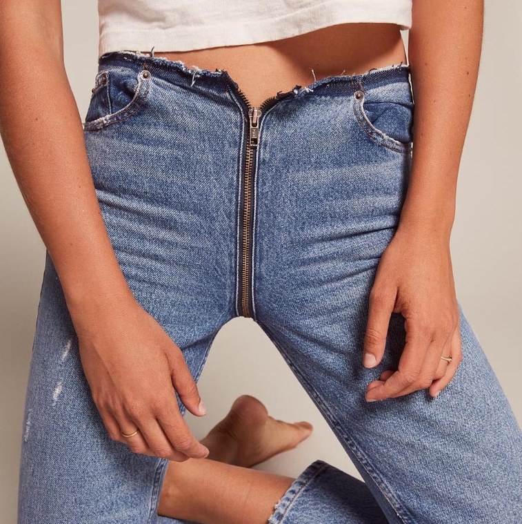 Este jeans diferentão tem um zíper que o divide de ponta a ponta!