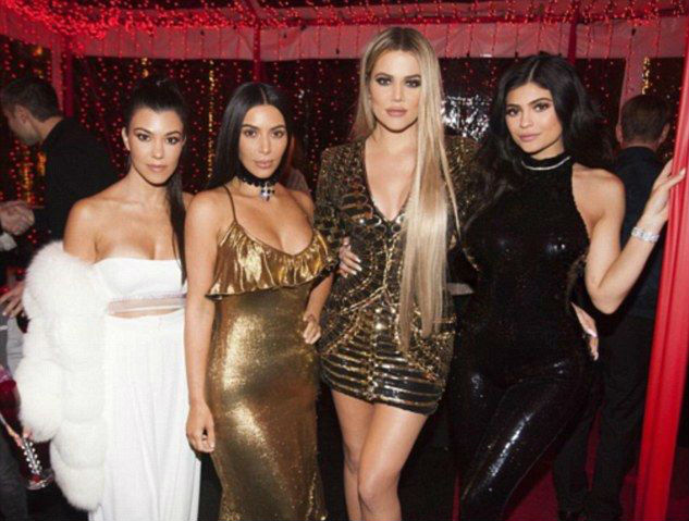 Kim Kardashian se irrita com os boatos sobre gravidez das irmãs