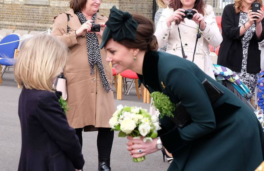 kate-middleton-recebe-flores