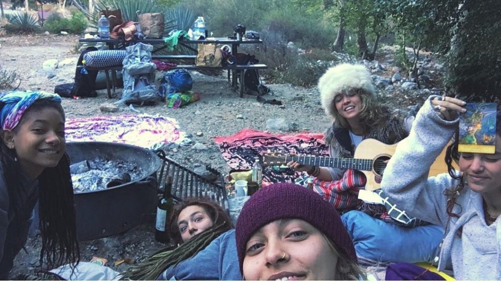 Paris Jackson e Willow Smith acampam no meio da floresta