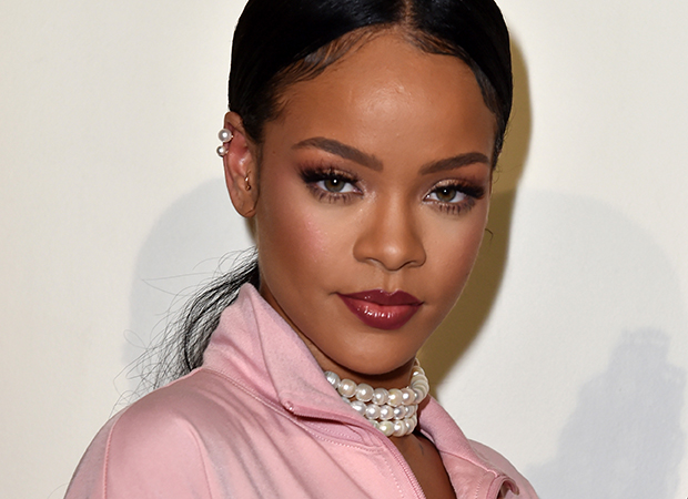 Rihanna aposta em nail art holográfica – por um motivo especial!