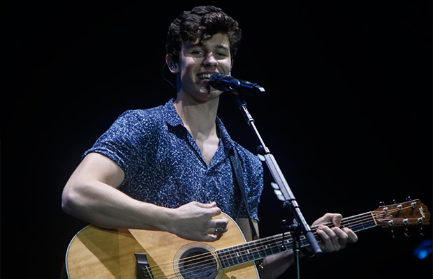 Bem à vontade, Shawn Mendes encanta multidão no Rock in Rio