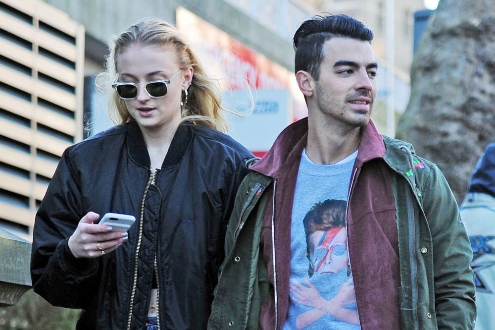 Joe Jonas e Sophie Turner fazem tatuagens iguais em homenagem a Waldo