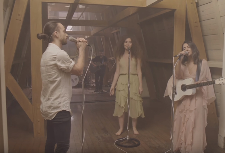 Anavitória lança o clipe de Trevo (Tu), com Diogo Piçarra