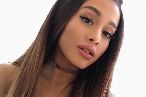 O cabelo cinza da Ariana Grande ganhou uma franjinha!