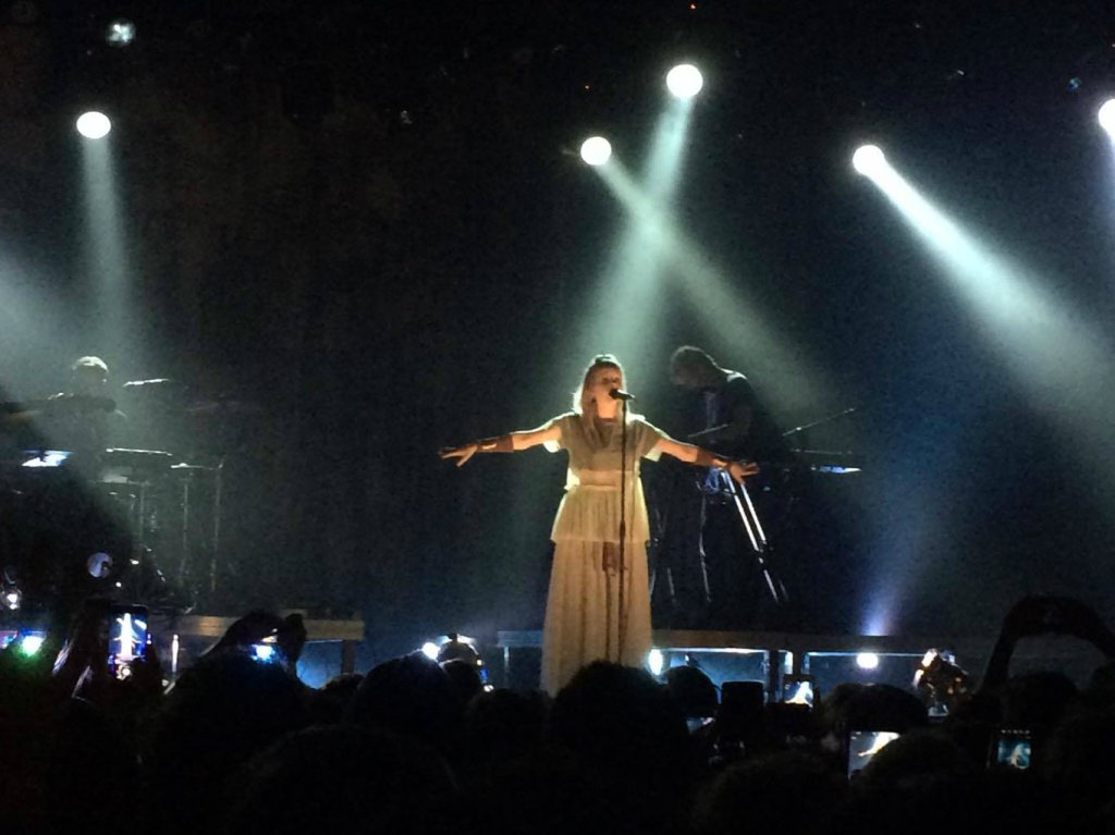 Com fãs dedicados, Aurora faz show esgotado e se emociona em SP