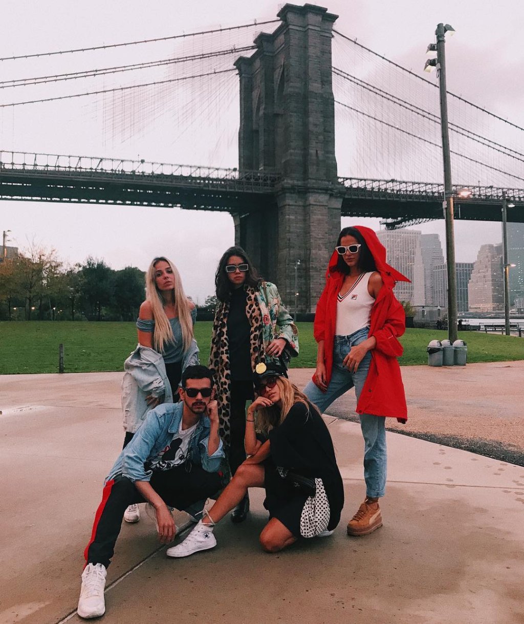 Bruna Marquezine e Manu Gavassi curtem balada em Nova York